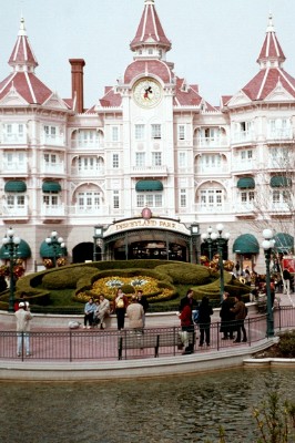 Entrance, Disneyland Paris (Scarborough photo)