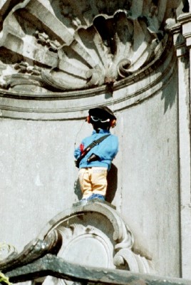 Manneken Pis, dressed that day as....hip-hop guy? (Scarborough photo)