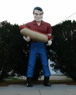 Paul Bunyan with a hot dog, Atlanta IL on old Route 66 (Scarborough photo)