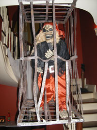 halloween deocorations - dwarf pirate skelleton in a cage