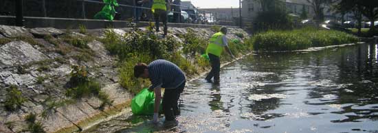 athlone tidy towns workers on the banks of the shannon river