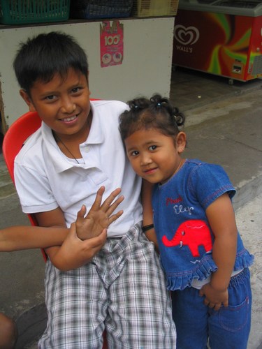 \"Kids posing at Telogo Putri\"