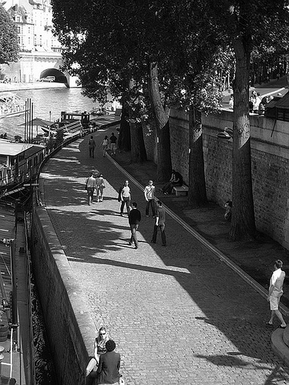 6) A beautiful and romantic walk along the banks of the Seine.