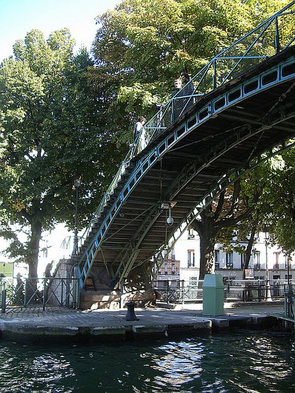 2) The Canal Saint Martin in the 10th is a picturesque place to take a stroll, ride a bike or have a picnic. Quirky boutiques, restaurants and cafés abound in this neighborhood.