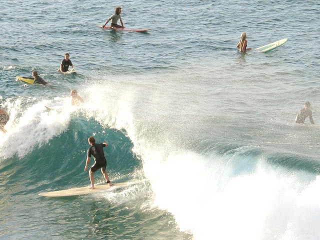 byron bay surfing